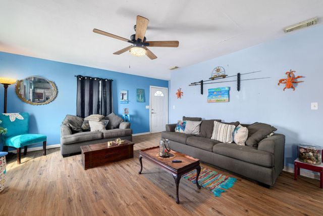 1018 Dolphin Road, Gilchrist, TX 77617