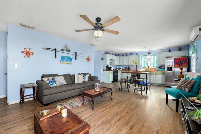 1018 Dolphin Road, Gilchrist, TX 77617