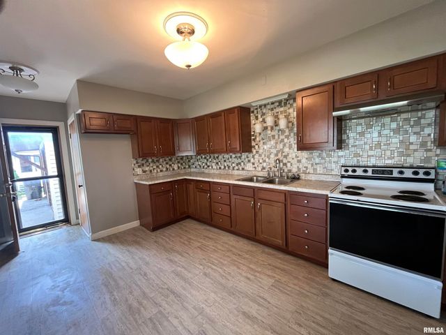 448 E 4TH Street, Milan, IL 61264