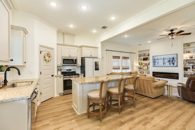 321 Yorktown Avenue, Clute, TX 77531