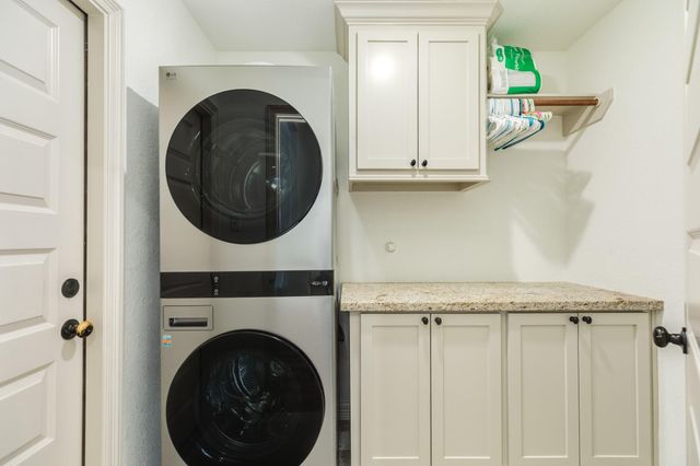 321 Yorktown Avenue, Clute, TX 77531