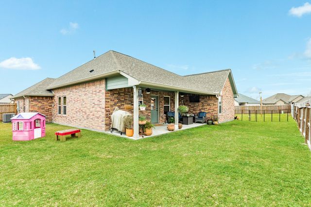 321 Yorktown Avenue, Clute, TX 77531