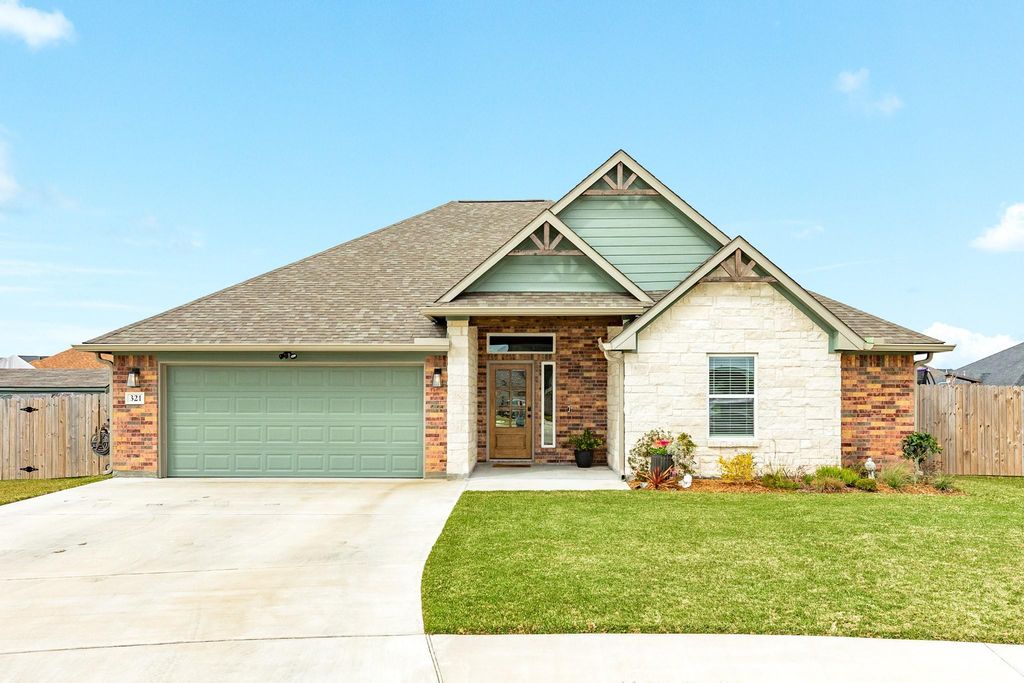 321 Yorktown Avenue, Clute, TX 77531