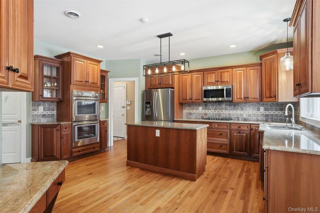 24 Heritage Court, Tuxedo Park, NY 10987