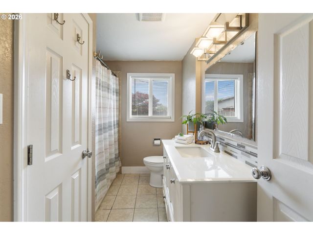 720 32ND Ave, Longview, WA 98632
