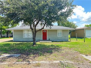 612 North St, Gregory, TX 78359