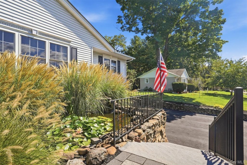 83 Harth Drive, New Windsor, NY 12553 — photo 2