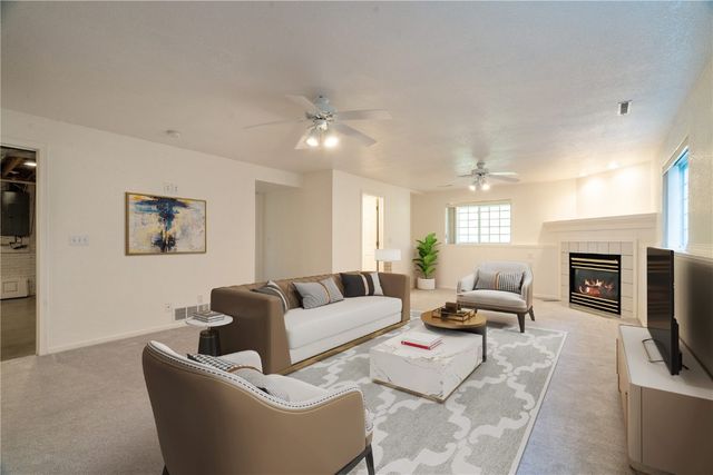 3900 Deer Valley Drive B, Marion, IA 52302