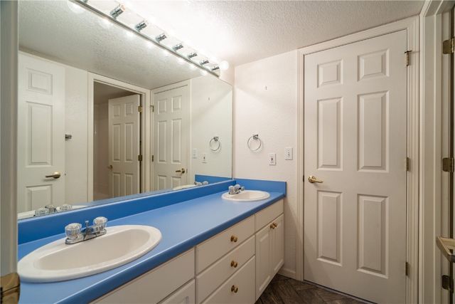 3900 Deer Valley Drive B, Marion, IA 52302