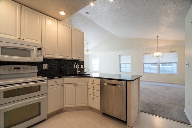 3900 Deer Valley Drive B, Marion, IA 52302