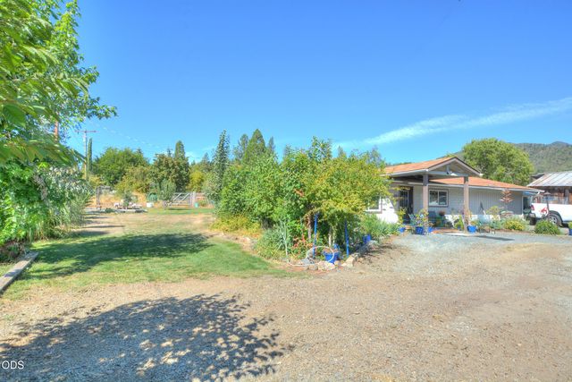 204 E Rosewood Street, Grants Pass, OR 97527