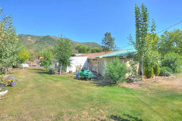 204 E Rosewood Street, Grants Pass, OR 97527