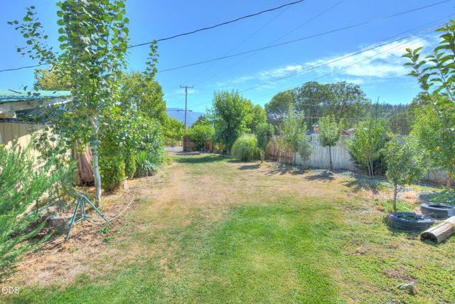 204 E Rosewood Street, Grants Pass, OR 97527