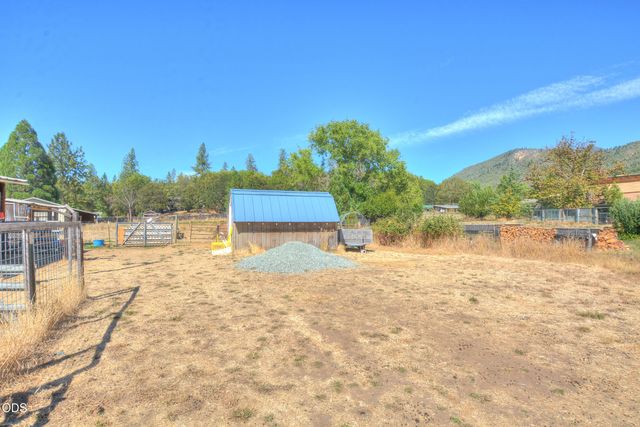 204 E Rosewood Street, Grants Pass, OR 97527
