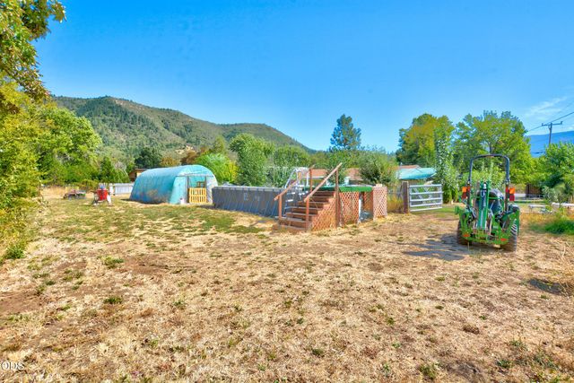 204 E Rosewood Street, Grants Pass, OR 97527