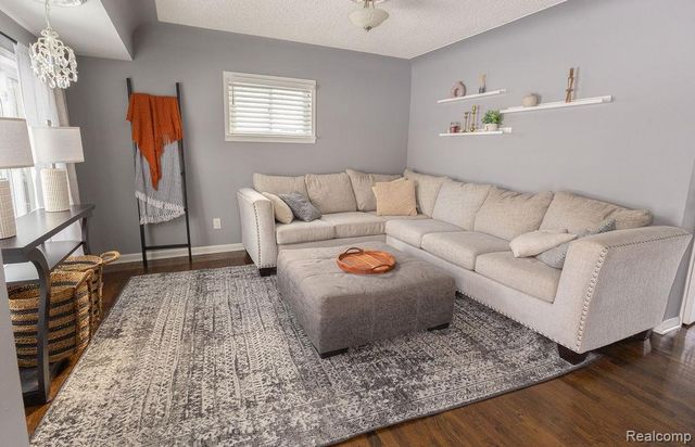 823 Southwood Drive, Fenton, MI 48430