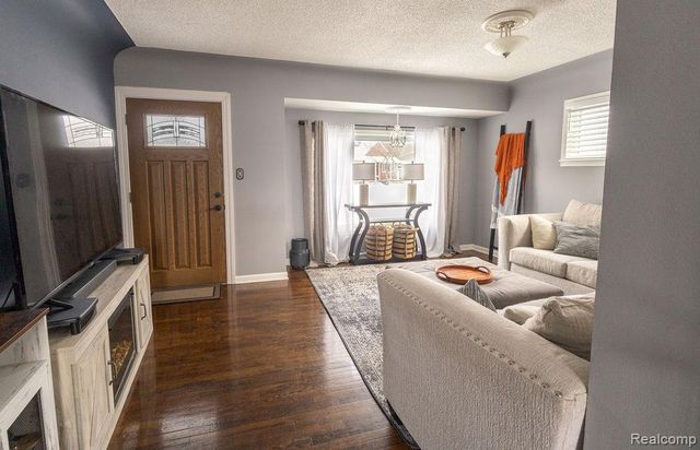 823 Southwood Drive, Fenton, MI 48430