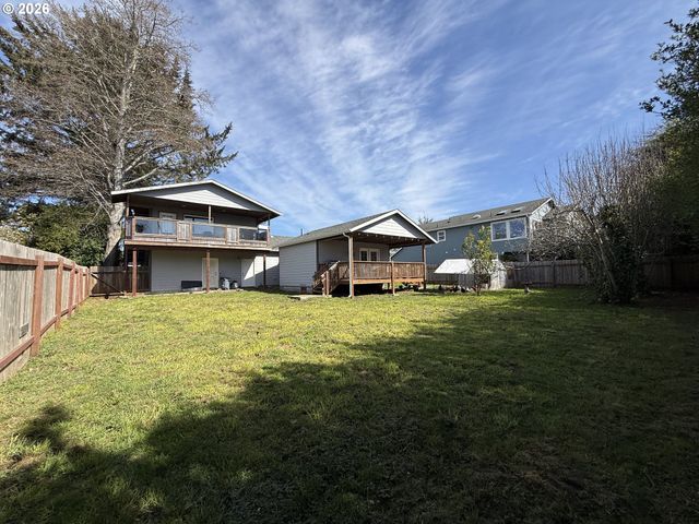 515 MEMORY Ln, Brookings, OR 97415