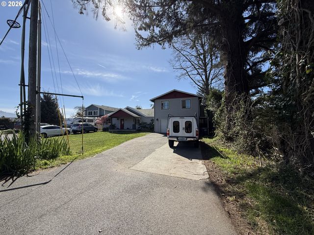 515 MEMORY Ln, Brookings, OR 97415