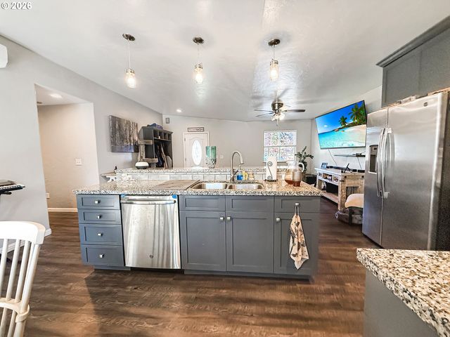 515 MEMORY Ln, Brookings, OR 97415