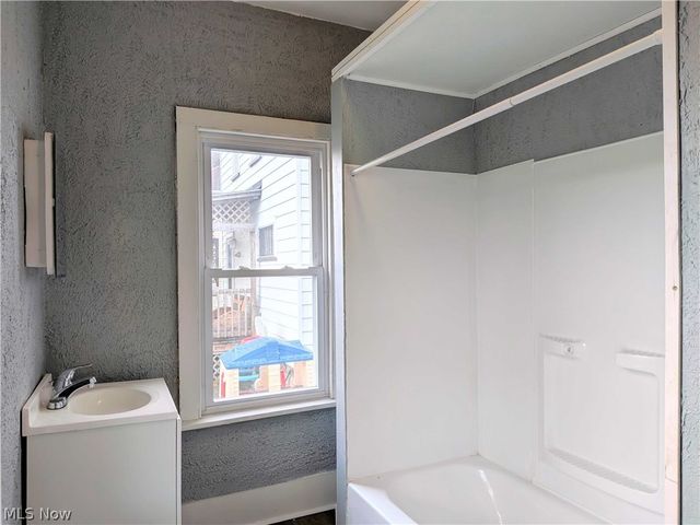 864 10th Street NE, Massillon, OH 44646