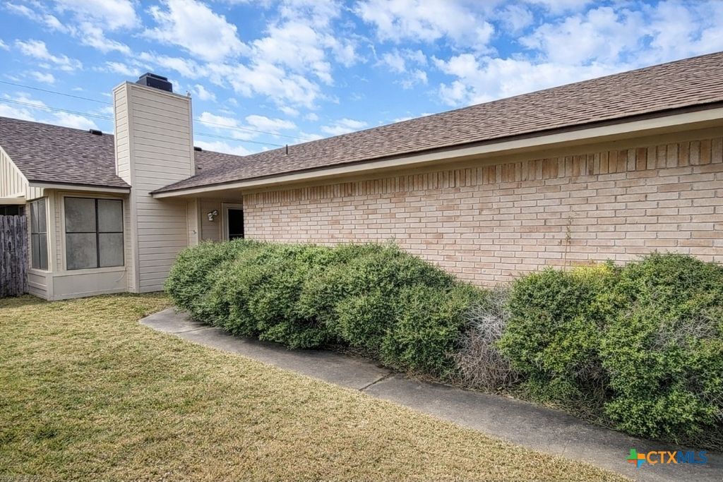 Image 1 of property listing at 304 Rattan Drive, Victoria, TX 77901