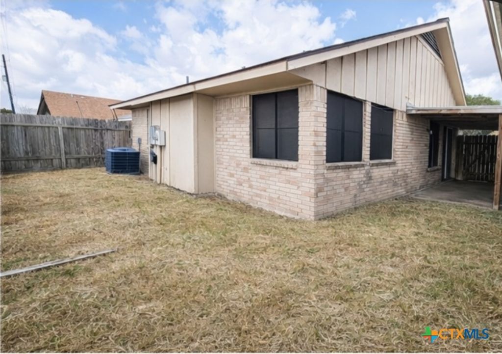 Image 2 of property listing at 304 Rattan Drive, Victoria, TX 77901