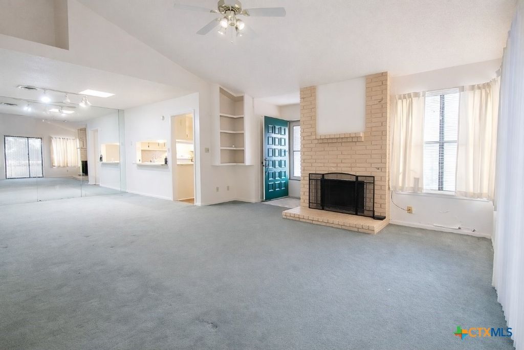 Image 3 of property listing at 304 Rattan Drive, Victoria, TX 77901