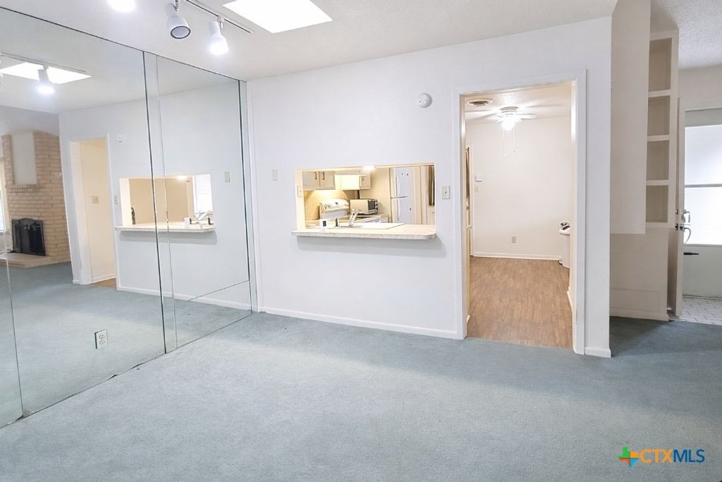 Image 4 of property listing at 304 Rattan Drive, Victoria, TX 77901