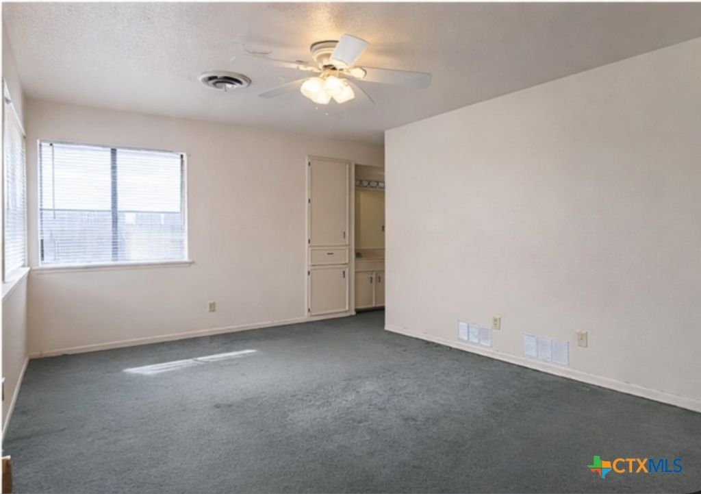 Image 6 of property listing at 304 Rattan Drive, Victoria, TX 77901