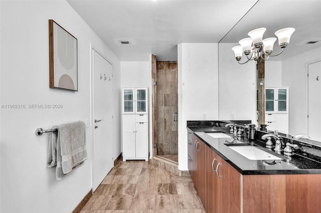 300 S Biscayne Blvd 2916, Miami, FL 33131