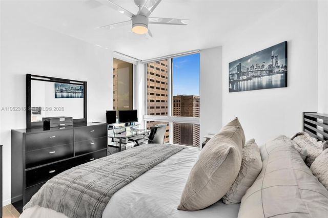 300 S Biscayne Blvd 2916, Miami, FL 33131