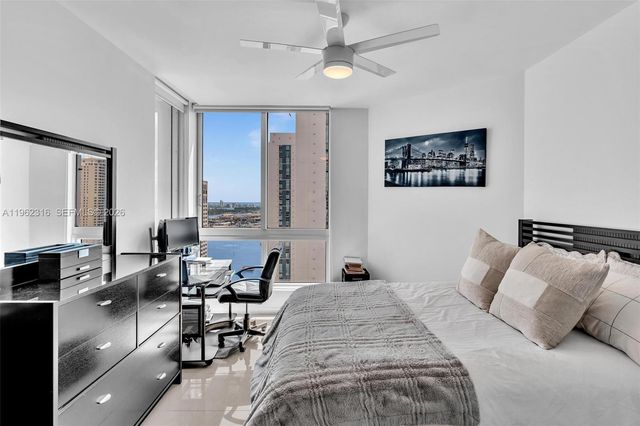 300 S Biscayne Blvd 2916, Miami, FL 33131