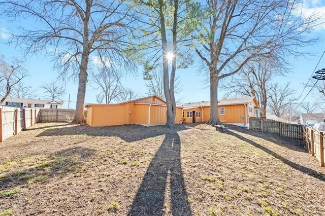 200 PARK Avenue, Belton, MO 64012