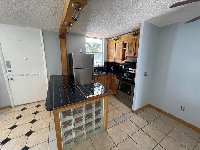 1801 S Treasure Dr 323, North Bay Village, FL 33141
