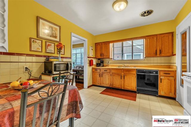 17585 Whitcomb Street, Detroit, MI 48235