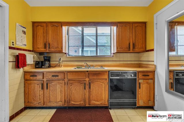 17585 Whitcomb Street, Detroit, MI 48235