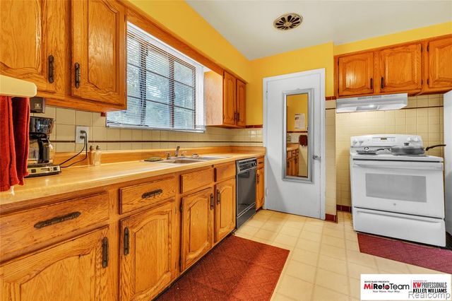 17585 Whitcomb Street, Detroit, MI 48235