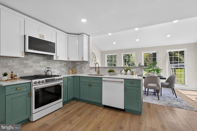 221 FLAGSTONE CIR, Coatesville, PA 19320