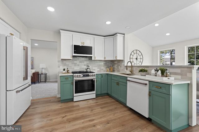 221 FLAGSTONE CIR, Coatesville, PA 19320