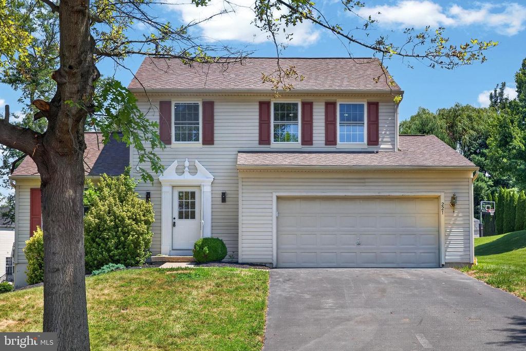 221 FLAGSTONE CIR, Coatesville, PA 19320