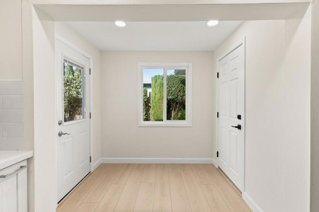 Image 13 of property listing at 274 W Duane Avenue, Sunnyvale, CA 94085