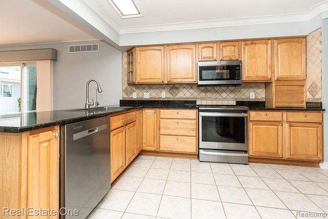 1157 Meadowcrest Drive, Waterford, MI 48327