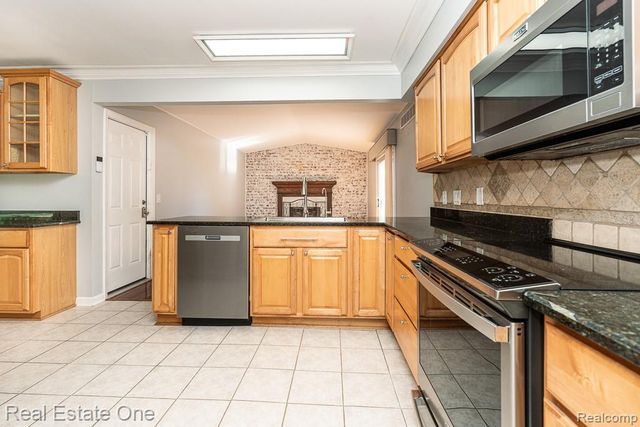 1157 Meadowcrest Drive, Waterford, MI 48327