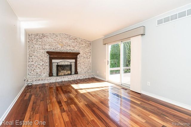 1157 Meadowcrest Drive, Waterford, MI 48327