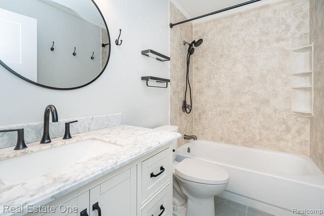 1157 Meadowcrest Drive, Waterford, MI 48327
