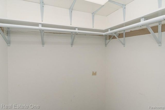 1157 Meadowcrest Drive, Waterford, MI 48327