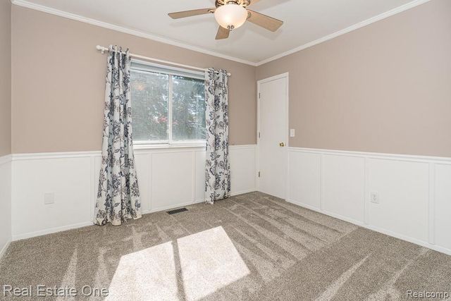 1157 Meadowcrest Drive, Waterford, MI 48327
