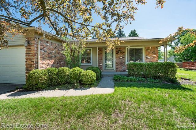 1157 Meadowcrest Drive, Waterford, MI 48327