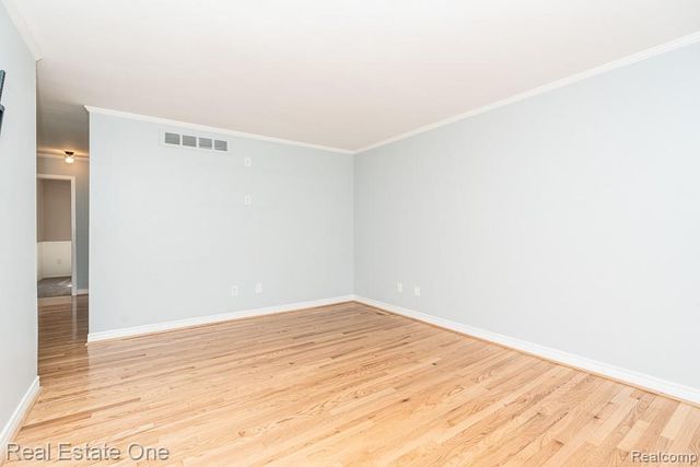 1157 Meadowcrest Drive, Waterford, MI 48327